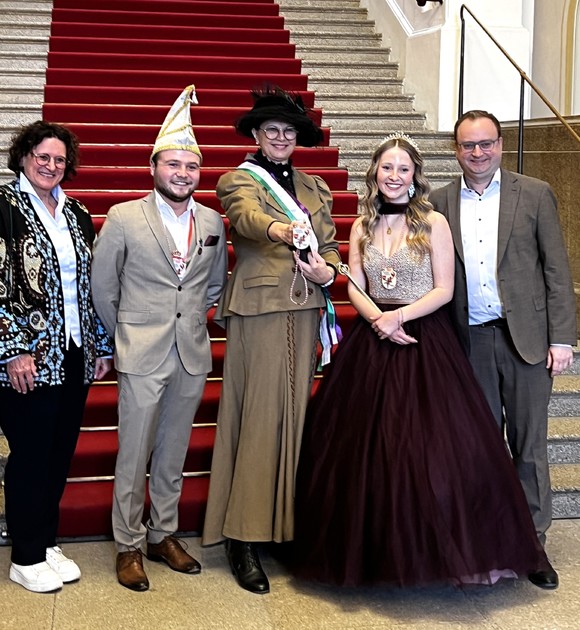 Foto (Abgeordnetenb�ro Passau): (v. l.) MdL Dr. Petra Loibl, Klaus Marschel (Prinz des Pleintinger Carnevalsvereins), Landtagspr�sidentin Ilse Aigner, Gillian L�decke (Prinzessin) und MdL Stefan Meyer. 
