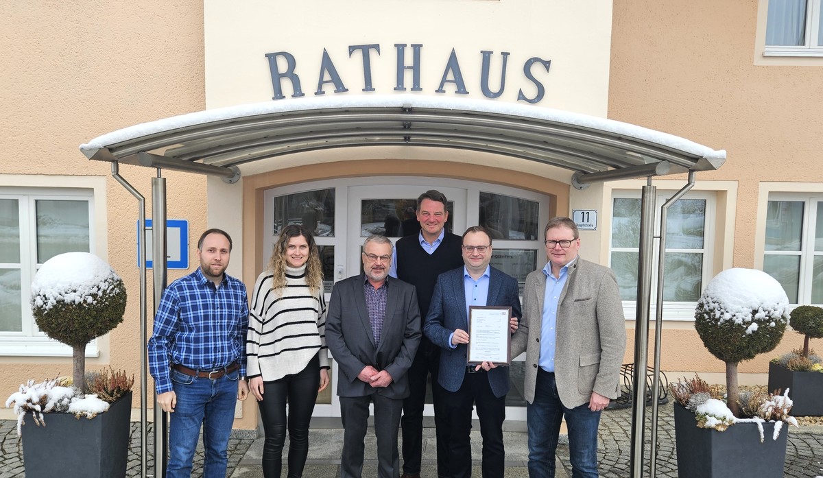 Foto (Stefanie Starke): (v. r.) B�rgermeister Franz Gerleigner, MdL Stefan Meyer, Tobias Birchinger, G�nther Meier, Breitbandpatin Maria Sigl und CSU-B�rgermeisterkandidat Josef F�llmeier. 