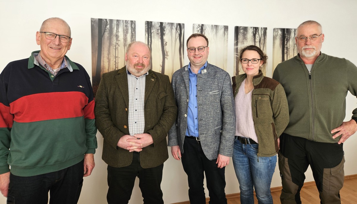 Foto (Stefanie Starke): (v. l.) stellvertretender Vorsitzender Markus Zwicklbauer, Vorstand August Hasreiter, MdL Stefan Meyer, F�rsterin Catrin Rehmund und Gesch�ftsf�hrer Gerhard Benra. 