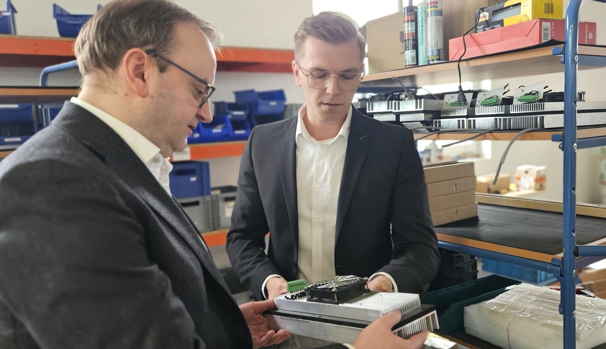 Foto (Stefanie Starke): MdL Stefan Meyer l�sst sich vom stellvertretenden Betriebsleiter Manuel Waldbauer die Produkte von Lm-therm zeigen. 
