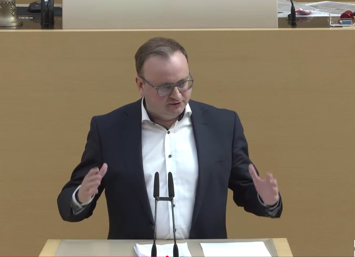 Foto (Abgeordnetenb�ro Passau): MdL Stefan Meyer im Plenarsaal des Bayerischen Landtags.