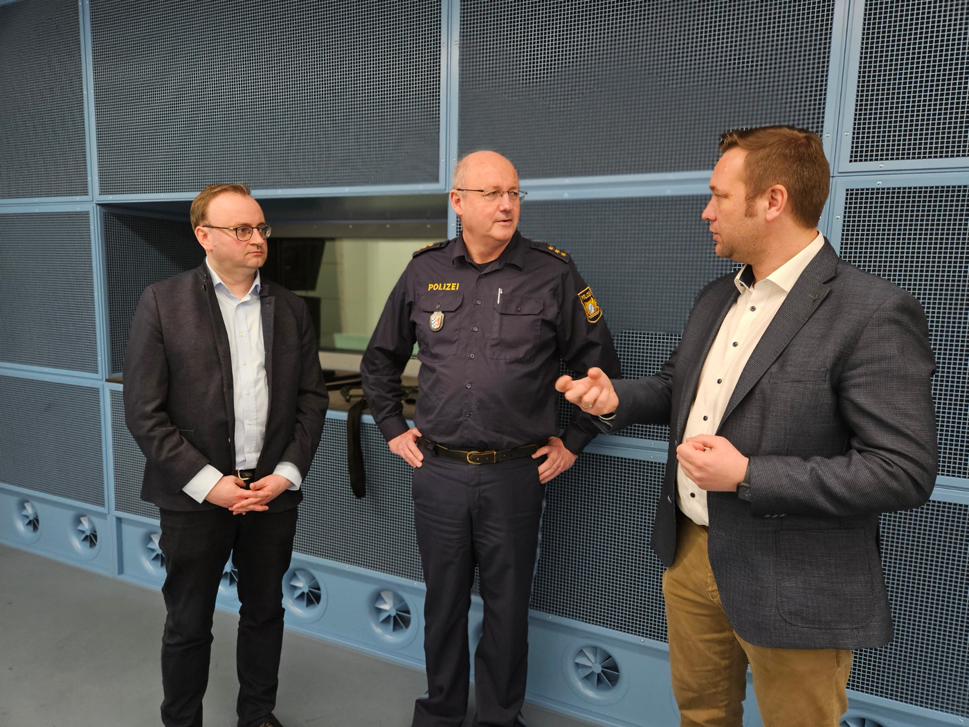 Foto (Stefanie Starke): MdL Stefan Meyer (l.) und MdL Josef Heisl (r.) im Gesprch mit Stefan Schillinger, Inspektionsleiter der Polizeiinspektion Passau.