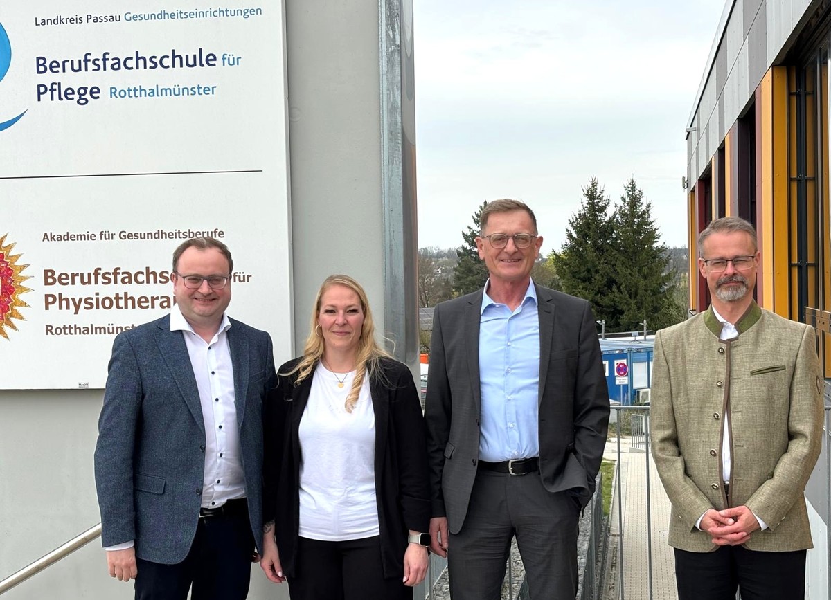 Foto (Abgeordnetenb�ro Passau): (v. l.) MdL Stefan Meyer, Sabrina Gr�nleitner, Josef Mader und Dr. Andreas Wei�mann. 