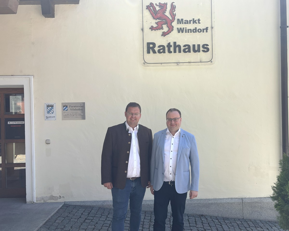 Foto (Abgeordnetenb�ro Passau): (v. l.) 1. B�rgermeister Christian Bernkopf und MdL Stefan Meyer.