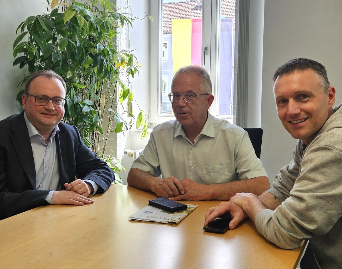  Foto (Stefanie Starke): (v. l.) MdL Stefan Meyer im Gespr�ch mit Aidenbachs B�rgermeister Robert Grabler und dem zweiten B�rgermeister Johannes Seidl.