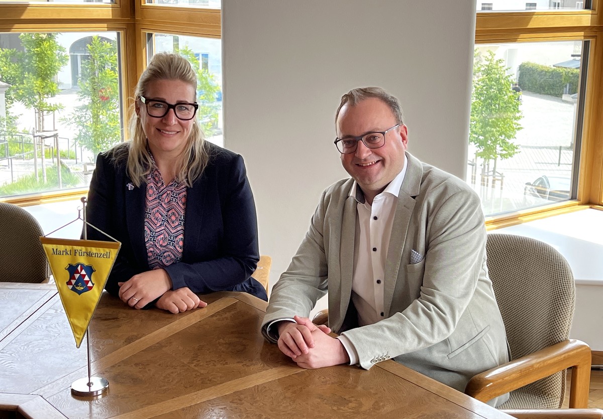 Foto (Abgeordnetenb�ro Passau): (v. l.) 1. B�rgermeisterin Rita Silbereisen und MdL Stefan Meyer.