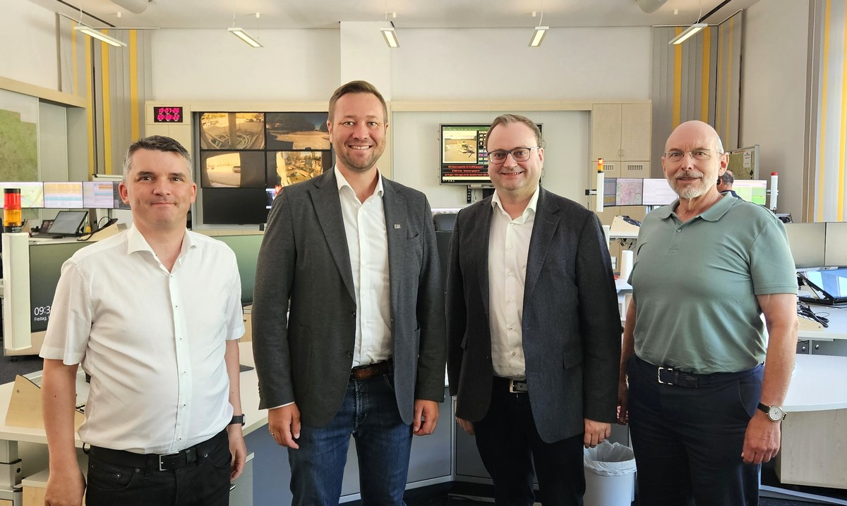 Foto (Stefanie Starke): (v. l.) Leitstellenleiter Sebastian Fehrenbach, MdL Josef Heisl, MdL Stefan Meyer und ZRF-Gesch�ftsleiter Dieter Schlegl. 