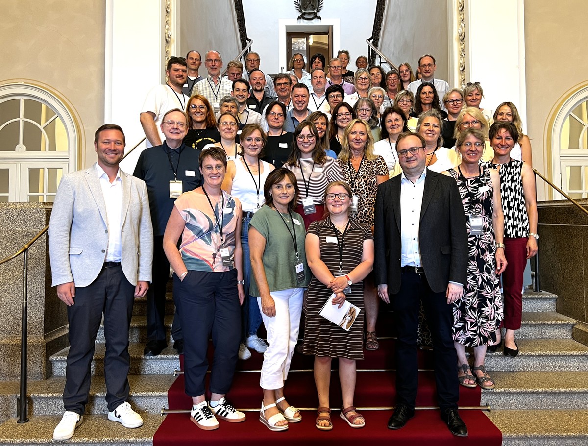 Foto (Abgeordnetenb�ro Passau): (v. l.) MdL Josef Heisl und MdL Stefan Meyer mit der Besuchergruppe im Maximilianeum. 