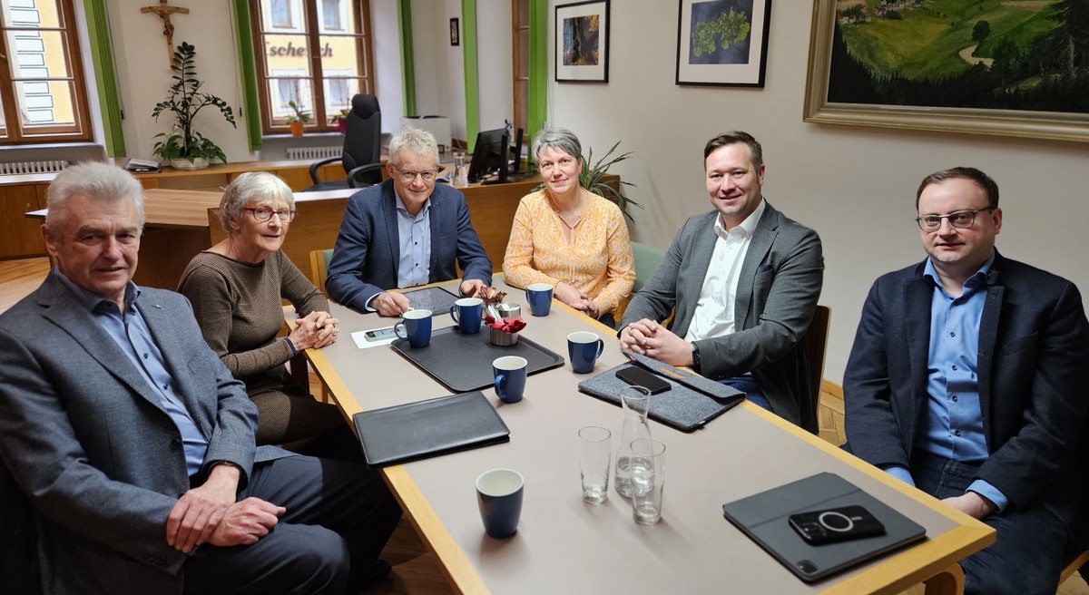 Foto (Stefanie Starke): (v. l.) Altbrgermeister Josef Lamperstorfer, Krankenhausverwaltungsrtin Marieluise Erhard, Brgermeister Christian Escherich, die 3. Brgermeisterin Erika Schffner-Hofbauer, MdL Josef Heisl und MdL Stefan Meyer.