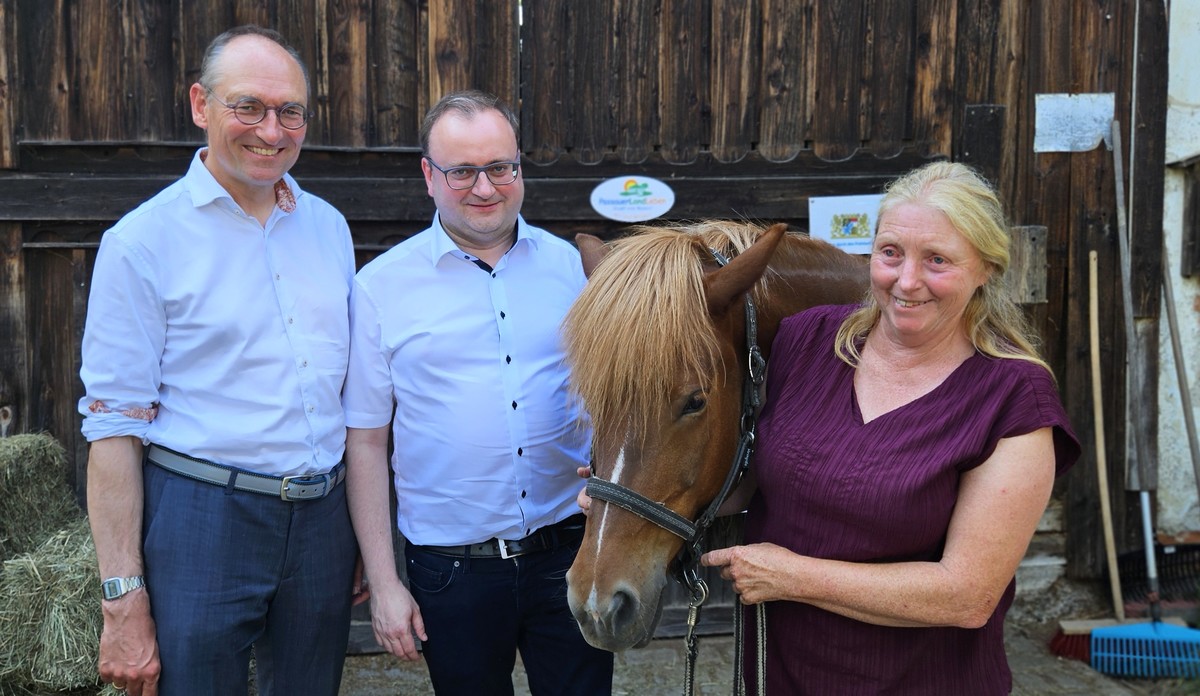 Foto (Stefanie Starke): (v. l.) der Gesundheitsausschuss-Vorsitzende MdL Bernhard Seidenath, MdL Stefan Meyer Isl�nder Suley und Reiterhofinhaberin Karin Azhar. 