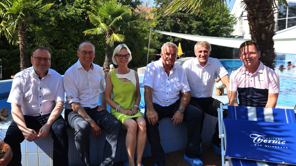 Foto (Stefanie Starke): (v. l.) MdL Stefan Meyer, der Gesundheitsausschuss-Vorsitzende MdL Bernhard Seidenath, die stellvertretende Landr�tin Cornelia Wasner-Sommer, Thermen-Gesch�ftsf�hrer Franz Altmannsperger und Tourismusdirektor Dieter Weinzierl. 