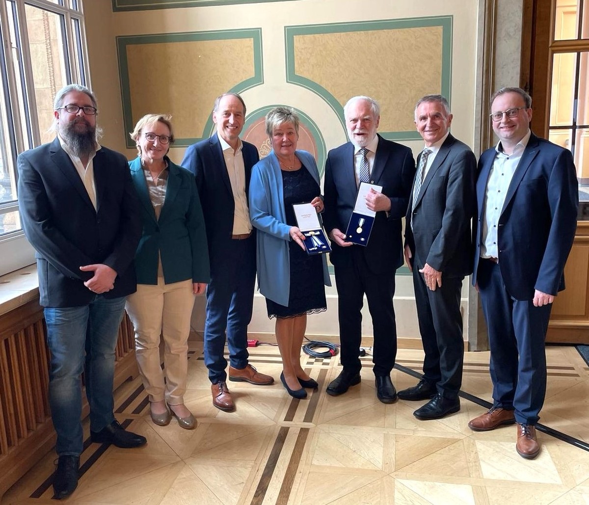 Foto (privat): (v. r.) MdL Stefan Meyer, Walter Taubeneder MdL a. D., Heinrich Lwen, Anita Hlzl aus Eggenfelden (ebenfalls Verfassungsorden-Trgerin), MdL Martin Wagle, MdL Roswitha Toso und Christoph Lwen (Sohn von Heinrich Lwen).