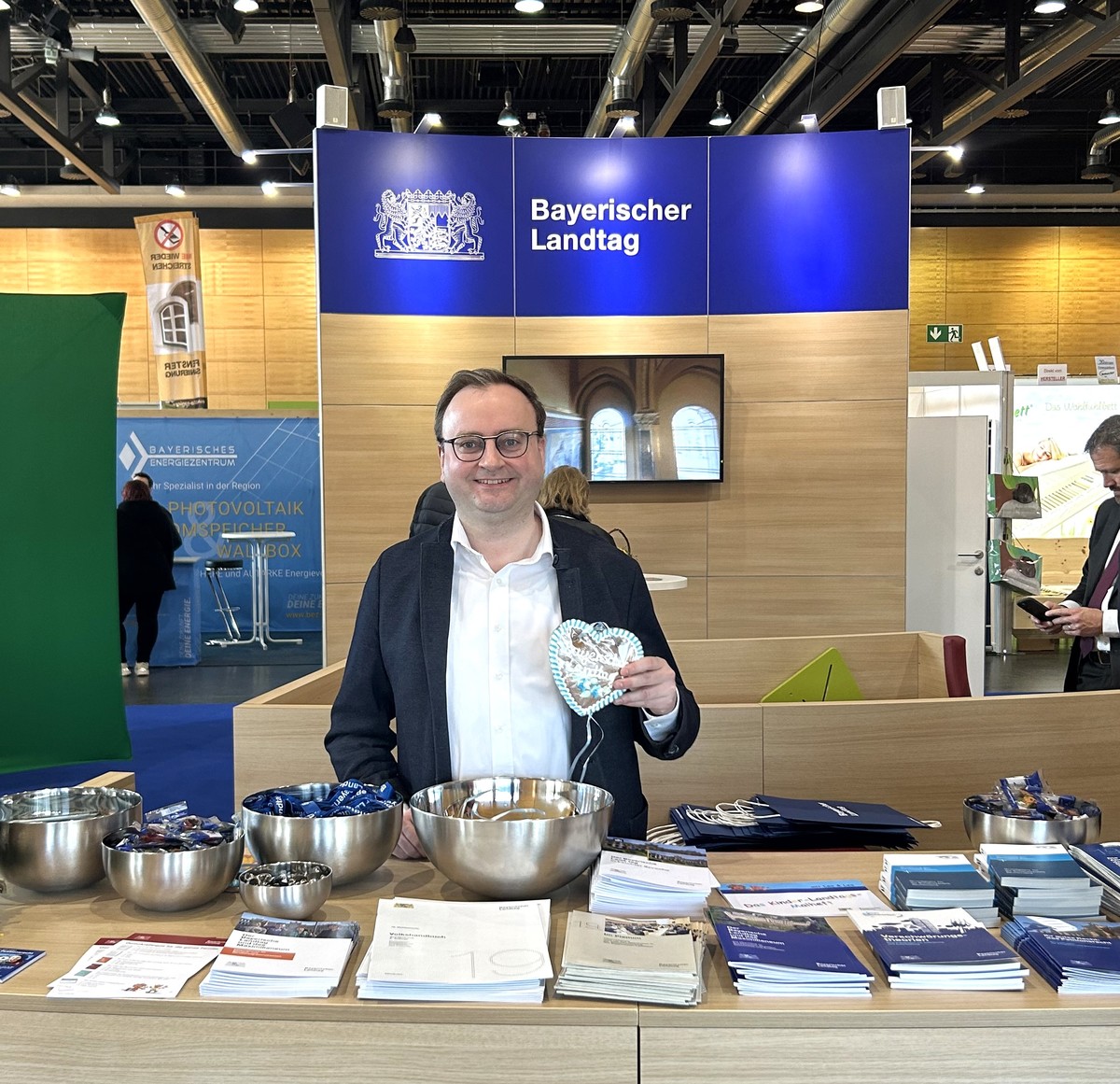 Foto (Frank G�bner): MdL Stefan Meyer am Stand des Bayerischen Landtags auf der Passauer Fr�hlingsmesse in der Dreil�nderhalle in Passau. 