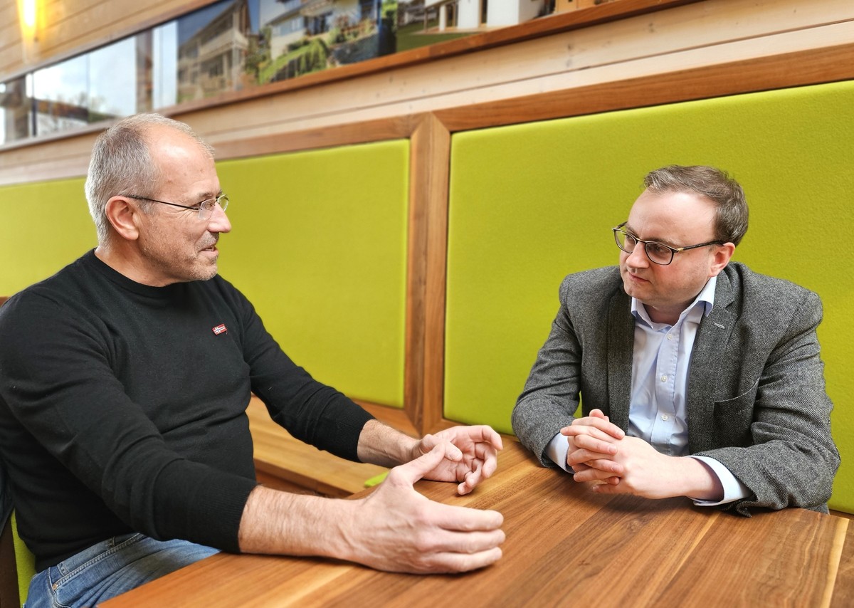 Foto (Stefanie Starke): (v. l.) Geschftsfhrer Gotthard Sonnleitner im Gesprch mit MdL Stefan Meyer.
