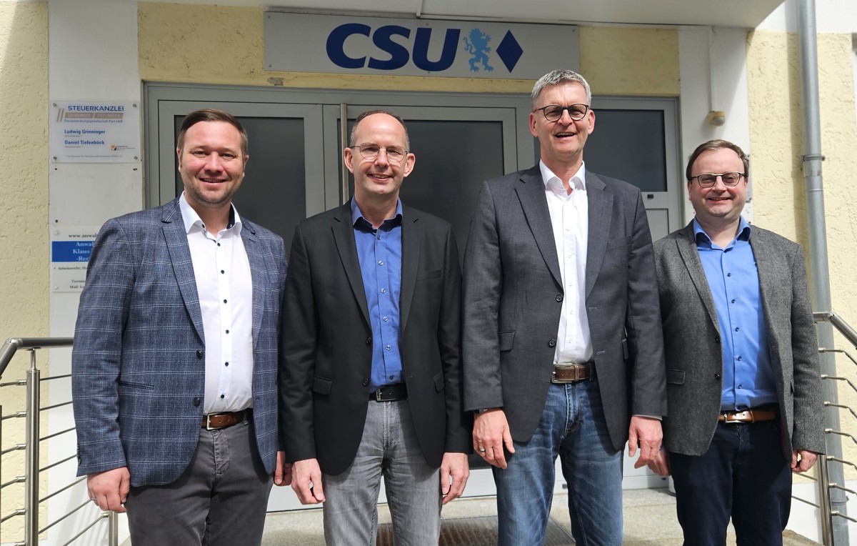 Foto (Stefanie Starke): (v. l.) MdL Josef Heisl, der stellvertretende GdP-Landesvorsitzende Reinhard Brunner, GdP-Bezirksvorsitzender Andreas Holzhausen und MdL Stefan Meyer.
