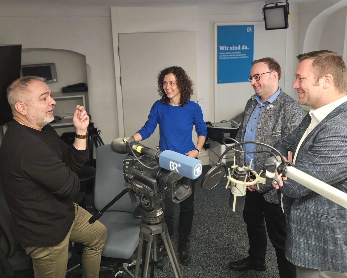  Foto (Stefanie Starke): (v. l.) Die beiden BR-Korrespondenzen Martin Gruber und Katharina H�ringer geben den beiden CSU-Landtagsabgeordneten Stefan Meyer und Josef Heisl Einblick in den redaktionellen Alltag beim BR in Passau.