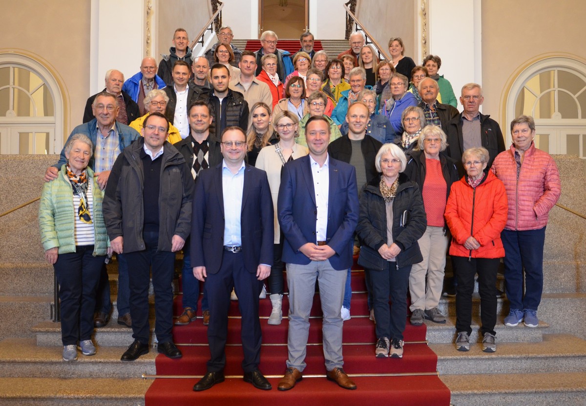Foto (Stefanie Starke): MdL Stefan Meyer und MdL Josef Heisl mit einer Besuchergruppe aus dem Stimmkreis von MdL Meyer auf der Landtagstreppe.