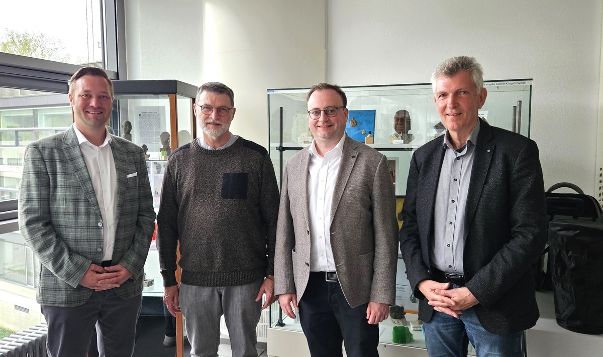  Foto (Stefanie Starke): (v. l.) MdL Josef Heisl, Prof. Dr. Tomas Sauer, MdL Stefan Meyer, Prof. Dr. Gerhard Waschler MdL a. D..