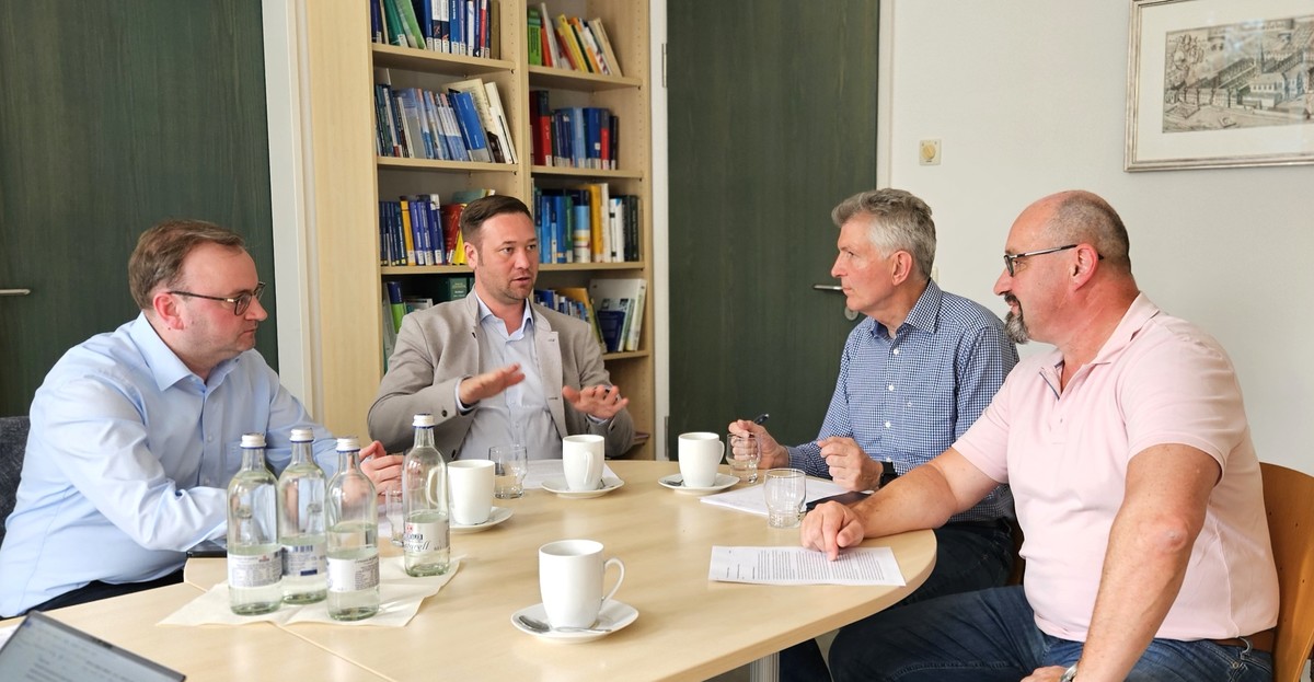 Foto (Stefanie Starke): (v. l.) MdL Stefan Meyer, MdL Josef Heisl, MdL a. D. Prof. Dr. Gerhard Waschler und Prof. Dr. Gereon Berschin, Leiter des Sportzentrums an der Universitt Passau. 