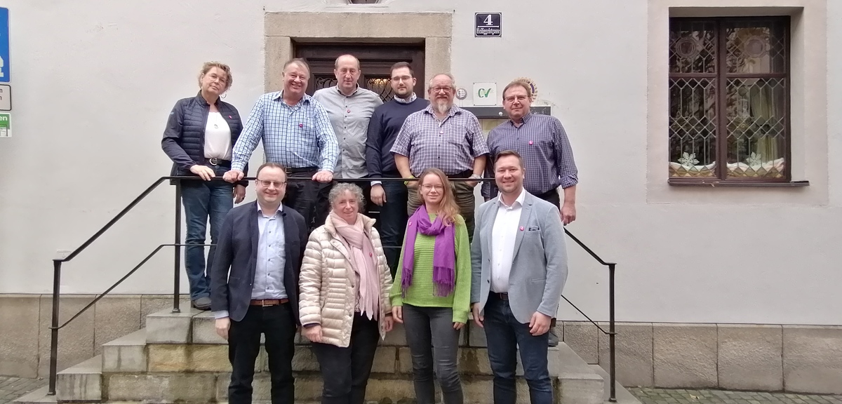 (v. l. � obere Reihe) Beate Hubig, Rainer Gottinger, Helmut Paster sen., Stefan Meyerhofer, Bernhard Sitter, Fritz Mayer jun., (v. l. � untere Reihe) MdL Stefan Meyer, Rita Mautz, Cornelia Krumesz und MdL Josef Heisl. 