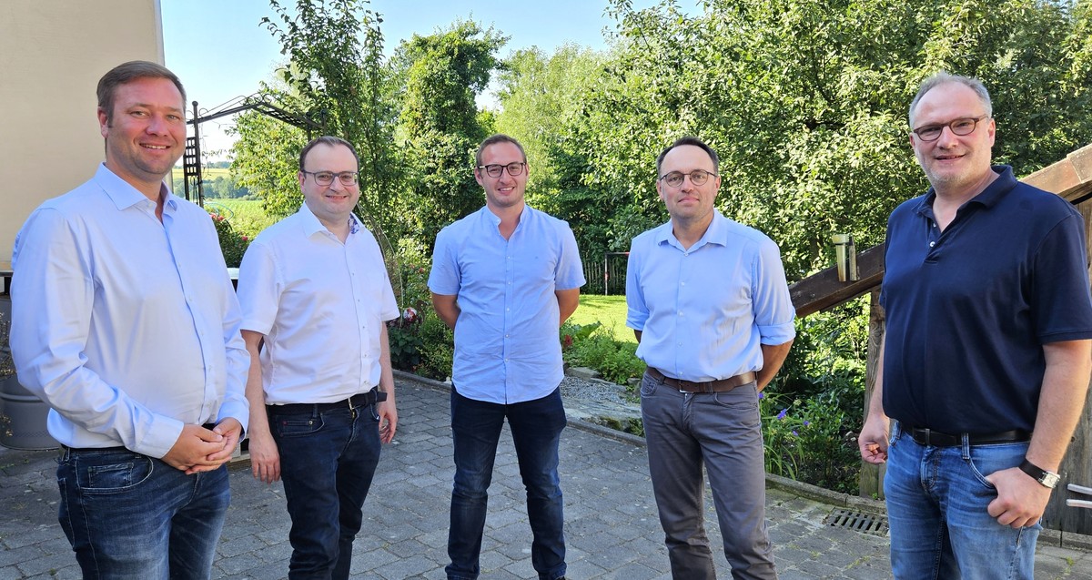 Foto (Stefanie Starke): (v. l.) MdL Josef Heisl und MdL Stefan Meyer, Jrg Baumann (Vorsitzender des Rings Junger Landwirte), Markus Halser (stellvertretender BBV Kreisobmann) und Stefan Hageneder (BBV Geschftsfhrer).
