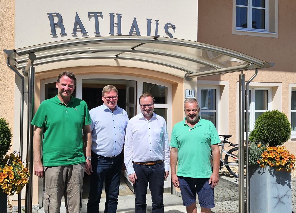 Foto (Stefanie Starke): (v. l.) Tobias Birchinger, Brgermeister Franz Gerleigner und sein weiterer Stellvertreter Gnther Meier mit MdL Stefan Meyer. 